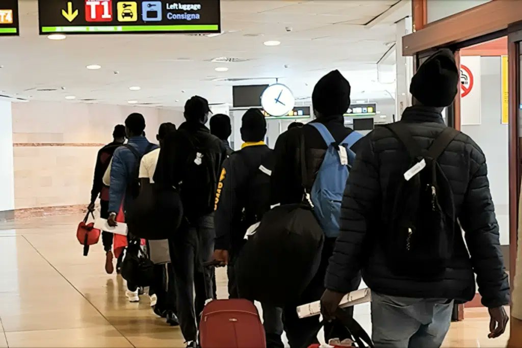 ciclbh2's tweet photo. 🔴#URGENTE
❗Hoy, otro vuelo clandestino
de traslado de #inmigrantes de Tenerife a Madrid❗
En 14 meses Sánchez ha enviado de Canarias a la Península
❗+43.900 en +174 vuelos ✈❗
❗Efecto llamada brutal❗
Iberojet, rescatada cuando era #Globalia #Begona #Aldama
#sanchezaprisión https://t.co/aXOvu22RnB