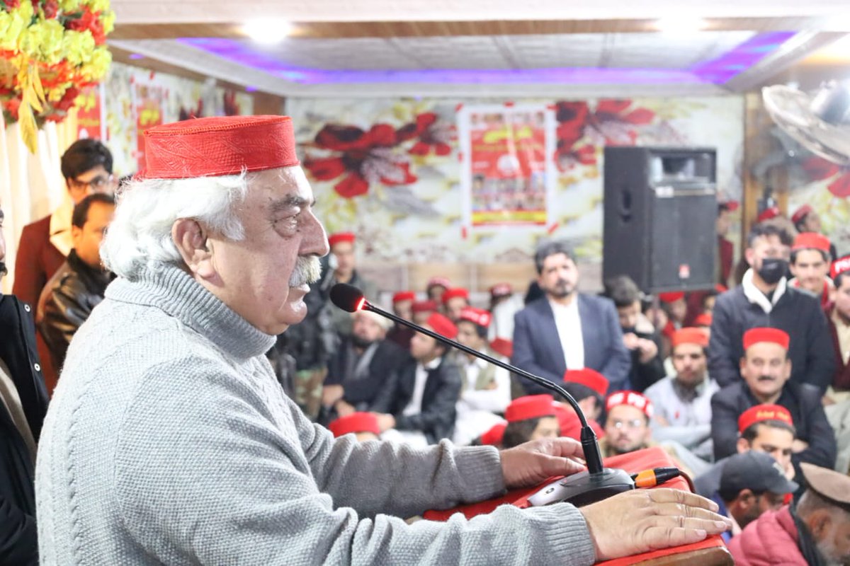 PSFMarkaz's tweet photo. پختون سٹوڈنٹس فیڈریشن ضلع سوات کے زير اہتمام امن ماښام اور تقریب حلف برداری، عوامی نیشنل پارٹی کے صوبائی جنرل سیکرٹری حسین شاہ یوسفزئی (صوبائی ایڈوائزر پی ایس ایف) خطاب کررہے ہیں۔
#PSF | #PSFSwat | #ANP https://t.co/leNWM6Z1z1