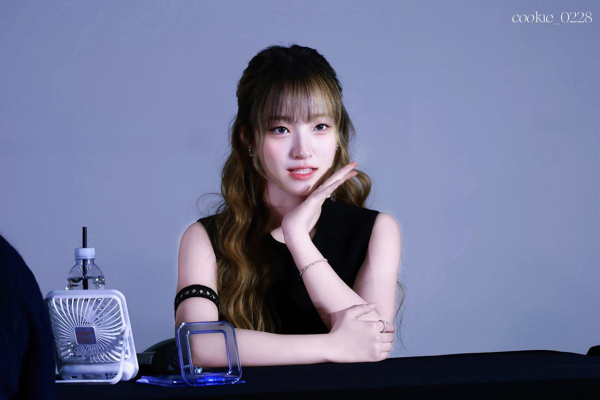 cookie_0228's tweet photo. 241214

공주님…

#유니스 #UNIS #방윤하 #YUNHA https://t.co/ETa2ANbLse