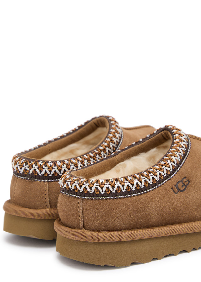 DealDoodle's tweet photo. Step into coziness with the KIDS Tasman II suede flatform slippers! 🐑🌟 Crafted for comfort, these chic slippers keep little feet warm &amp; stylish. Perfect for playdates, lounging, or stepping out in style. 💖👣 
https://t.co/6NUv94H56R https://t.co/AfX4YqCjrm