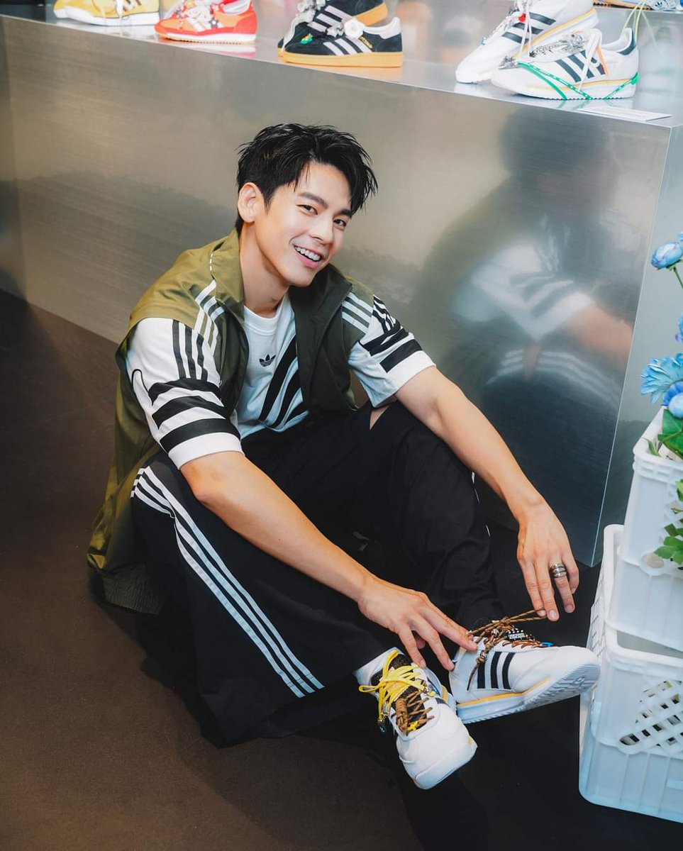 AustinLin27's tweet photo. 愛上 #新潮復古穿搭
隨時都想踩著 #adidasSL72
既是極致街頭 也是輕量運動
 #StyleYourTTOE
每個人都��得擁有

快來看看 #原創復古時尚展示間 
還可以看到 @aohsuehfu 

.
.
.
的同款喔
@originals_tw

Photographer @ililyyy 
Stylist @charliebubblecat 
Hairstyle @garden_hairstylist https://t.co/Oqaz3yO0uz