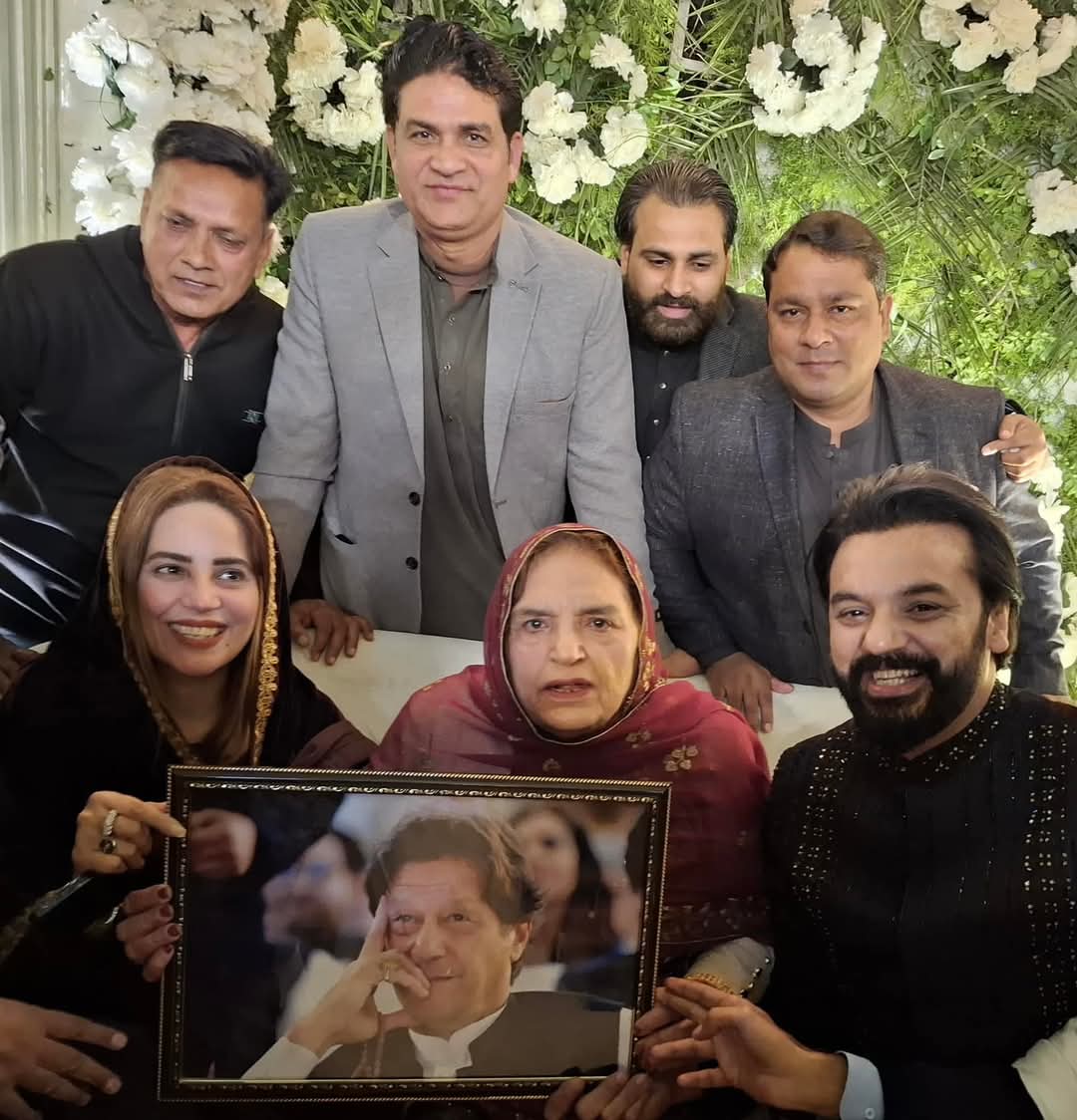 RehanaImtiazDar's tweet photo. ہمارے خاندان میں شادی کی تقریب پر مہمان خصوصی مسلم دنیا کا با اثر ترین شخص میرا لیڈر عمران خان تھا۔ جیل میں قید لیکن اثر عوام کے دلوں پر برقرارہے۔ https://t.co/jtX1bmIZYj