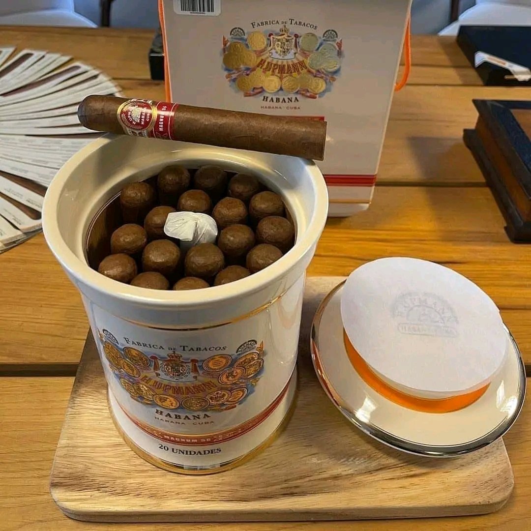 H upmann magnum 56 jar 
20 UNIDADES
It comes in an elegant ceramic jar with 20 medium-full Double Robusto (56 x 5.9”)
#upmann #cigar #cohiba #cigaraficionado #montecristo #cigars #partagascigars #cigarlife #habanos #humidor #cigarlover #gentlemanstyle #puros #cuba #vitolas #cigar