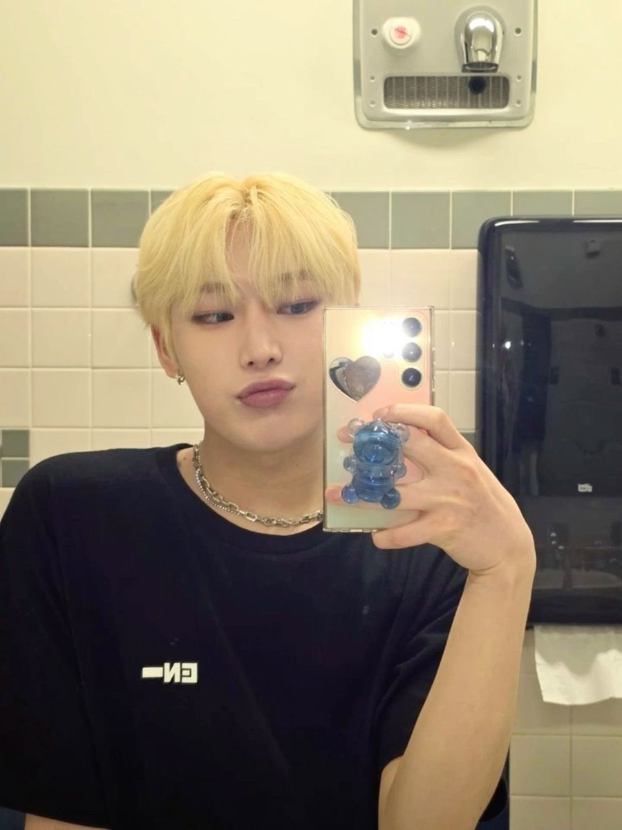 nanajammumu's tweet image. เจคคือผู้ชายที่เลือกลิปให้แฟน(อุ่น)ได้ แล้วก็ให้แฟนลองลิปที่มืออะ นึกออกป้ะ 😻