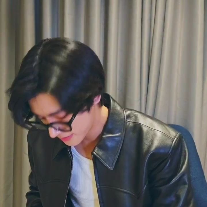 nanajammumu's tweet image. เจคคือผู้ชายที่เลือกลิปให้แฟน(อุ่น)ได้ แล้วก็ให้แฟนลองลิปที่มืออะ นึกออกป้ะ 😻