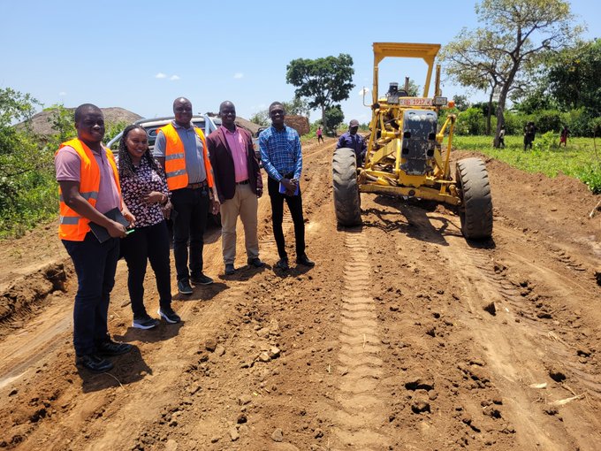 UgandaRoadFund's tweet photo. 2024 September Recap: Our in-house team conducted a monitoring and evaluation exercise for funded projects in Amuria District to ensure value for money. The fund publishes monitoring reports. #RoadPerformanceAnalysis #RoadMaintenanceug #URFatWork @faithkatarekwa https://t.co/xJLkeXCP9Y