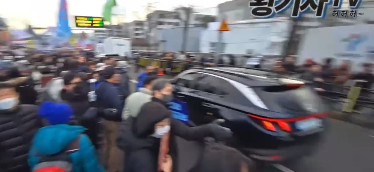 한남동 상황보다 어이없어서. 
시민 공간 확보 요청 묵살하다 시민 많아지니

경찰: 바리케이트 버리고 사라짐. 교통정리 안하고 안전한 장소에 방패들고 있음. 
시민: 바리케이트 청소하고 교통정리. 

이게 맞음???
경찰 존재의 의미가??? 왜 있음??? 방해하려고 있는거임???