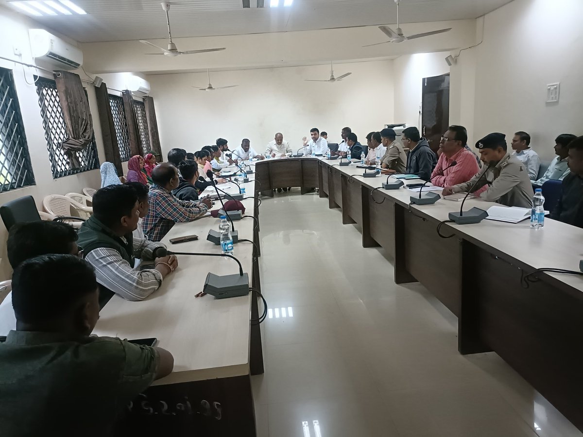 આજરોજ ધાનપુર ખાતે તાલુકા સંકલન અને ફરિયાદ નિવારણ સમિતિની બેઠક તથા તાલુકા પુરવઠા સલાહકાર સમિતિની બેઠક યોજી જેમાં ગુજરાત સરકારના માન. મંત્રીશ્રી બચુભાઈ ખાબડ સાહેબ ઉપસ્થિત રહ્યા જેમાં તાલુકાના અગત્યના પ્રશ્નોની વિગતવાર ચર્ચા કરી 
<a href="/CollectorDahod/">Collector Dahod</a> <a href="/infodahodgog/">info dahod GoG</a> 
<a href="/bachubhaikhabad/">Bachubhai Khabad</a>