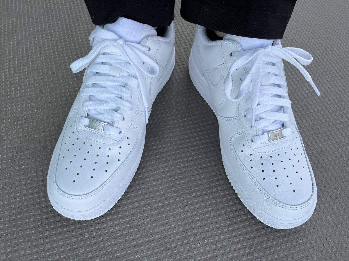 kengoG2's tweet photo. 真っ白のスニーカー欲しいって言ってたら絶対これにしとけと言われて久々に買いました。エアフォース1🤩 https://t.co/XFC3yGWgPI