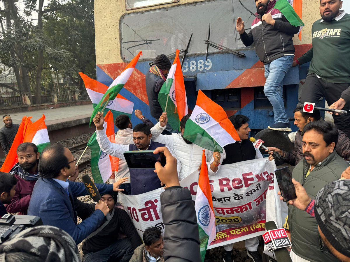 rajput_navin011's tweet photo. BPSC पेपर लीक विवाद:
70वीं BPSC परीक्षा में लीक के आरोप, छात्रों ने मांगी पुनः परीक्षा। BPSC कहता है अफवाह, लेकिन एक केंद्र पर पुनः परीक्षा! रेल रोको आंदोलन और प्रदर्शन।
#BPSCLeak #BiharStudents #JusticeForStudents https://t.co/aCB6sOYkg9