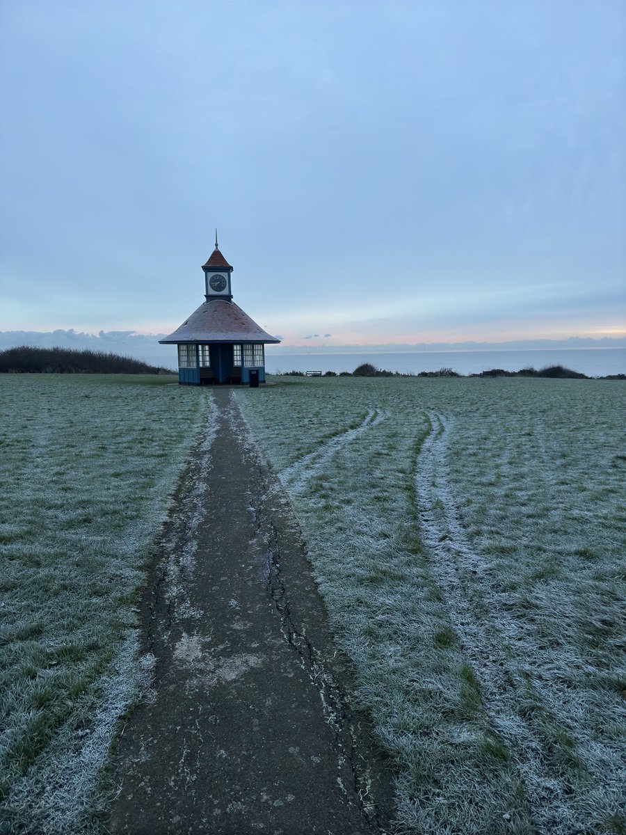 RJSPhoto89's tweet image. Excuse me @Tendring_DC do you think this is acceptable? This is tracks left in the greenwards at Frinton all because the lazy bin me can’t be bothered to walk 30 yards to empty the bins. @Veolia @VeoliaUK @ClactonGazette #frinton #frintononsea #tendring #tendringdc #lazybinmen