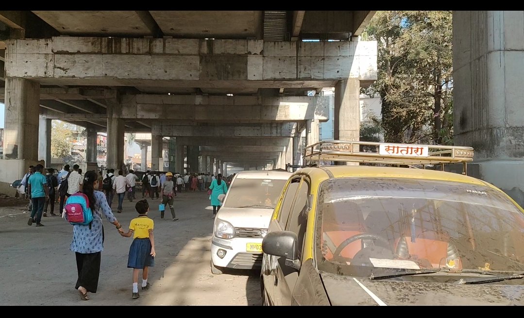 PRP_activitylog's tweet image. MetroLine : वरदान की शाप ?
महाराष्ट्र नगर, मानखुर्द, मुंबई 
येथे मेट्रो चे काम जोरदार चालु आहे आणि जलद गतीने फोफावतायत ते श्वसनाचे आजार. धूळ माती प्रदूषण यामुळे वातावरण पूर्णपणे दूषित झाले आहे. बाजूला दोन शाळा सुद्धा आहेत. मेट्रो चा फायदा आहे की तोटा यात शंका आहे.