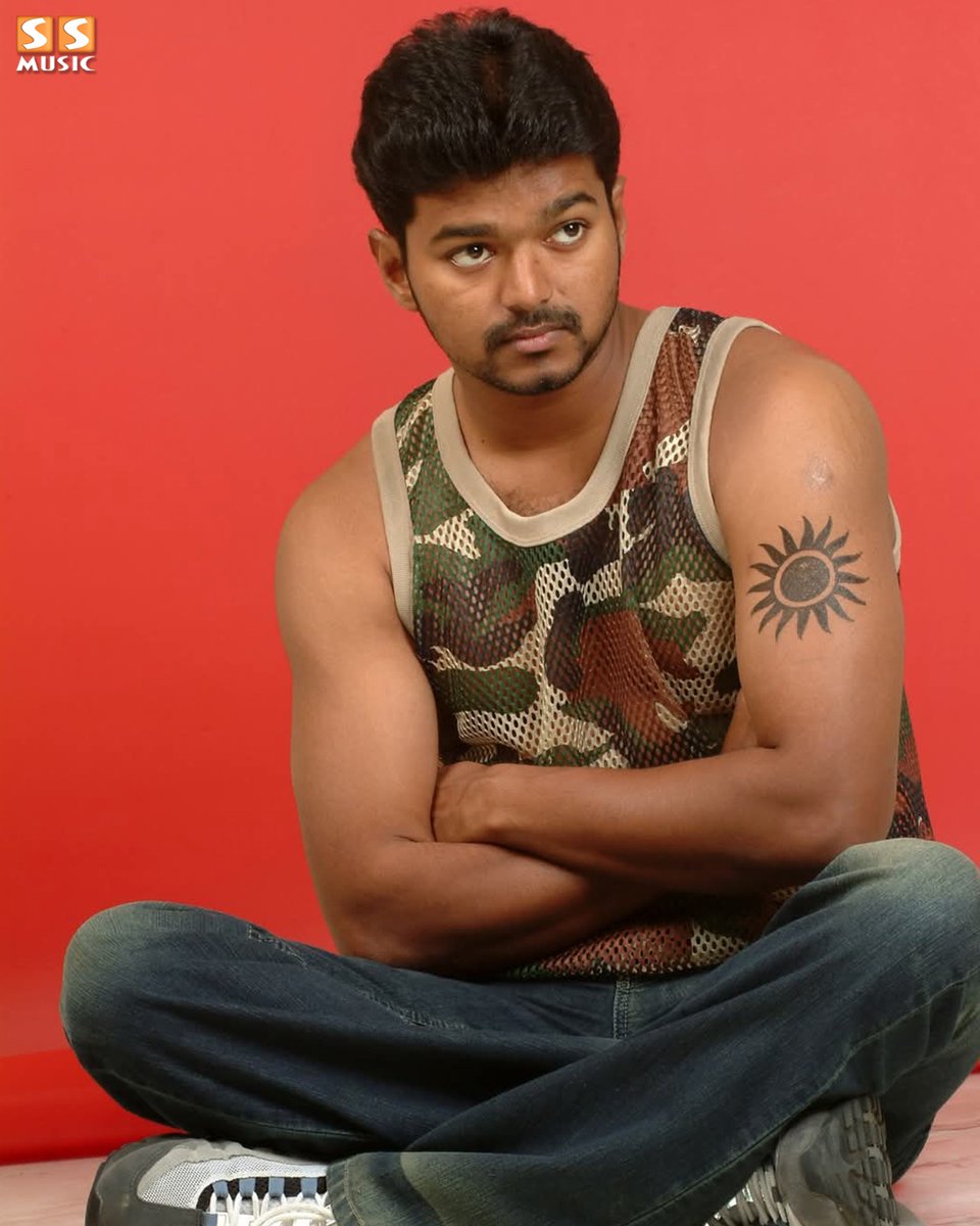 SSMusicTweet's tweet photo. 100 Kodi Aalukitta Enna Pathi Keluda 😎🔥 #ThrowbackPhotoshoot
.
@actorvijay #ThalapathyVijay #Vijay #Madhurey #MadhureyMovie #Thalapathy69 #SSMusic https://t.co/W5mTMxex3A