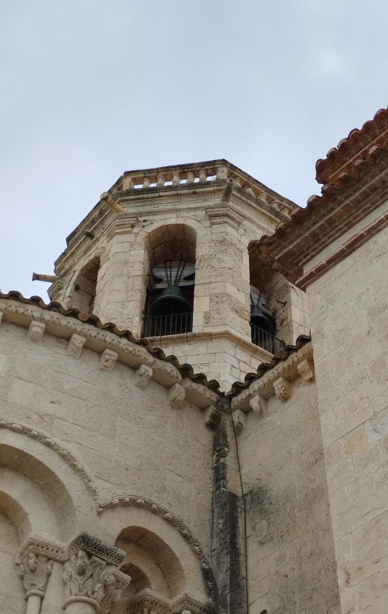 4 de gener de 1714.
#SantMartíSarroca, #Penedès, s'aixeca al toc de sometent de les campanes de l'església. Què passa?
Us ho explico en aquest fil.