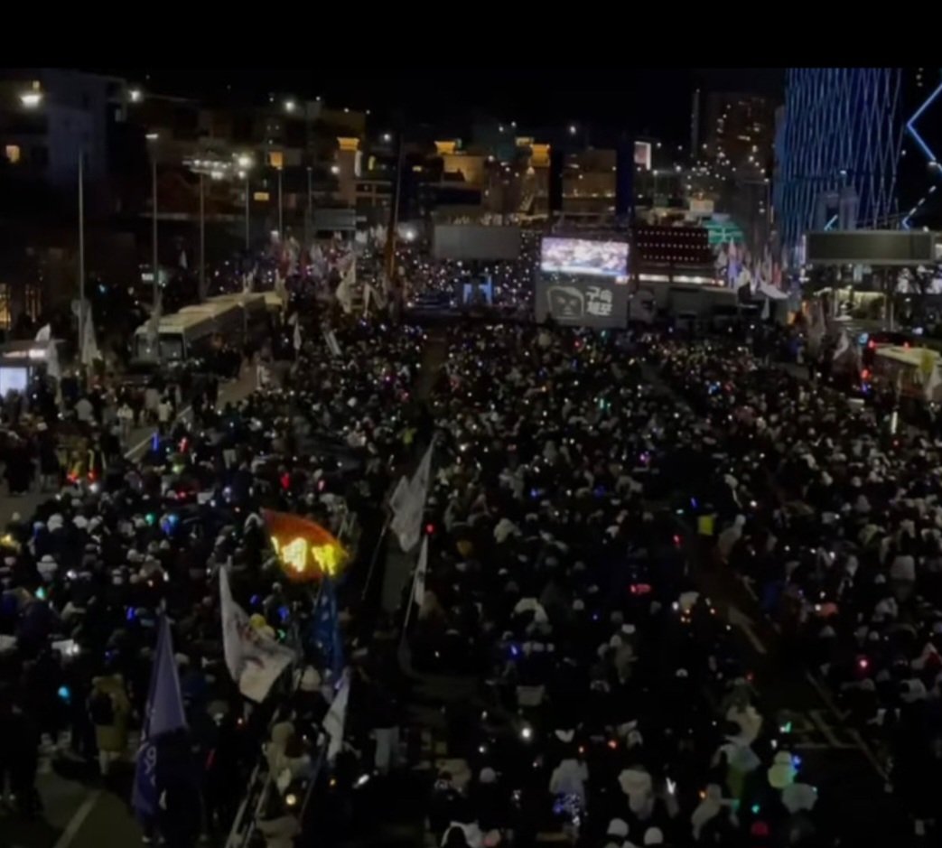 sutje0602's tweet image. 2년 전 오늘은 퍼슬덩의 한국 개봉일. 아주 오래된 최애를 쿵쾅거리는 가슴으로 응원했던 그때와 같은 마음으로 이분의 빛을 응원한다. 정대만은 포기를 모르고 우리는 민주주의 없는 세상을 모른다.