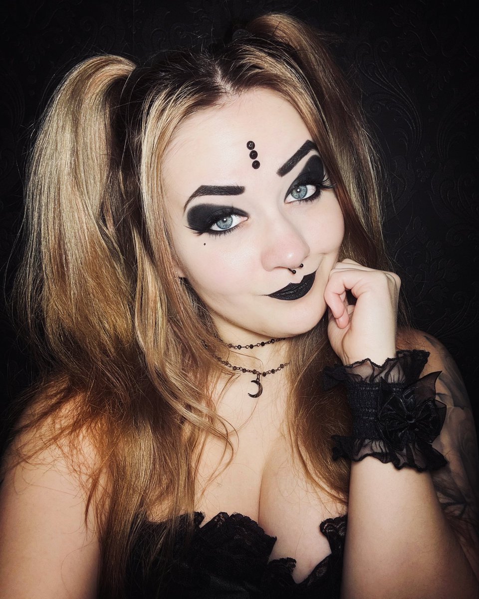 First blonde selfie of the year 🖤🥰✨