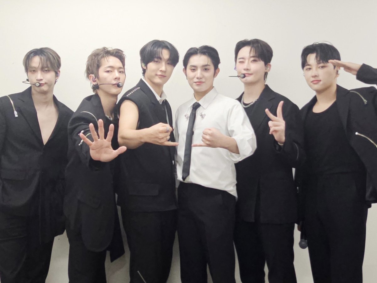 [#Photo/📷]

250104 온리원오브
FAN CONCERT IN JAPAN 2부

#OnlyOneOf #온리원오브