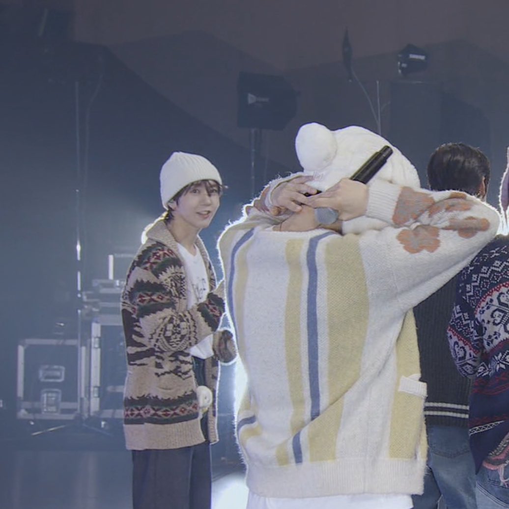 uushi_com's tweet image. 내가 유료즈 좋아하는 234번째이유,료한테 유우시의 셋째형 모습 나오는것도 좋지만 이렇게 료가 우시형 챙겨준다고 한발짝 먼저 나오는 시선들도 너무좋흠ㅜㅡㅜ 료즈니에서 나오는 시선이랑 또다른느낌.....아또너무좋아서뚱텍썼네