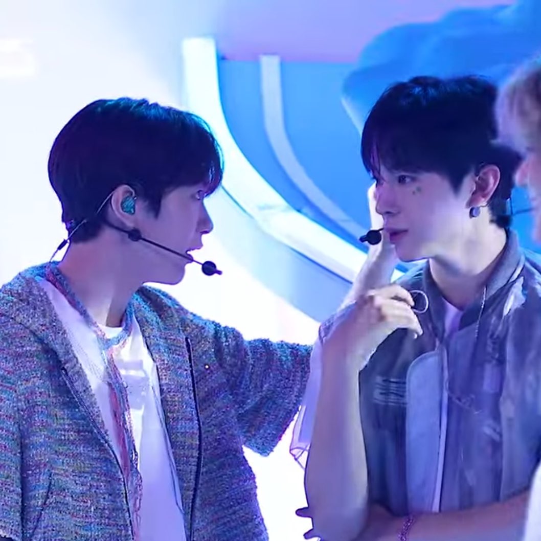 uushi_com's tweet image. 내가 유료즈 좋아하는 234번째이유,료한테 유우시의 셋째형 모습 나오는것도 좋지만 이렇게 료가 우시형 챙겨준다고 한발짝 먼저 나오는 시선들도 너무좋흠ㅜㅡㅜ 료즈니에서 나오는 시선이랑 또다른느낌.....아또너무좋아서뚱텍썼네