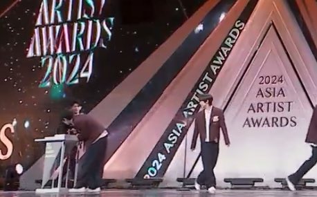 uushi_com's tweet image. 내가 유료즈 좋아하는 234번째이유,료한테 유우시의 셋째형 모습 나오는것도 좋지만 이렇게 료가 우시형 챙겨준다고 한발짝 먼저 나오는 시선들도 너무좋흠ㅜㅡㅜ 료즈니에서 나오는 시선이랑 또다른느낌.....아또너무좋아서뚱텍썼네