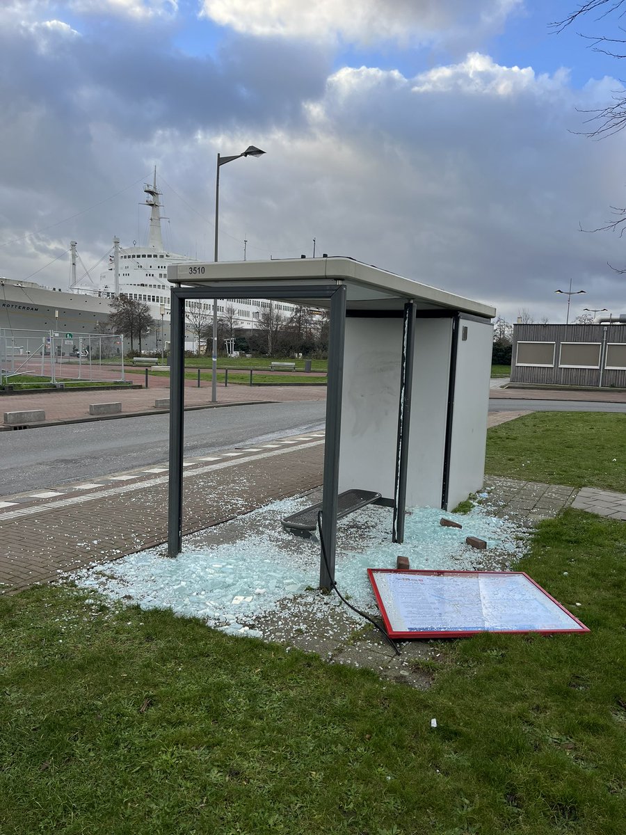 Beste <a href="/RETRotterdam/">RET</a> willen jullie hier snel wat aan doen? Dank. Locatie SS Rotterdam.