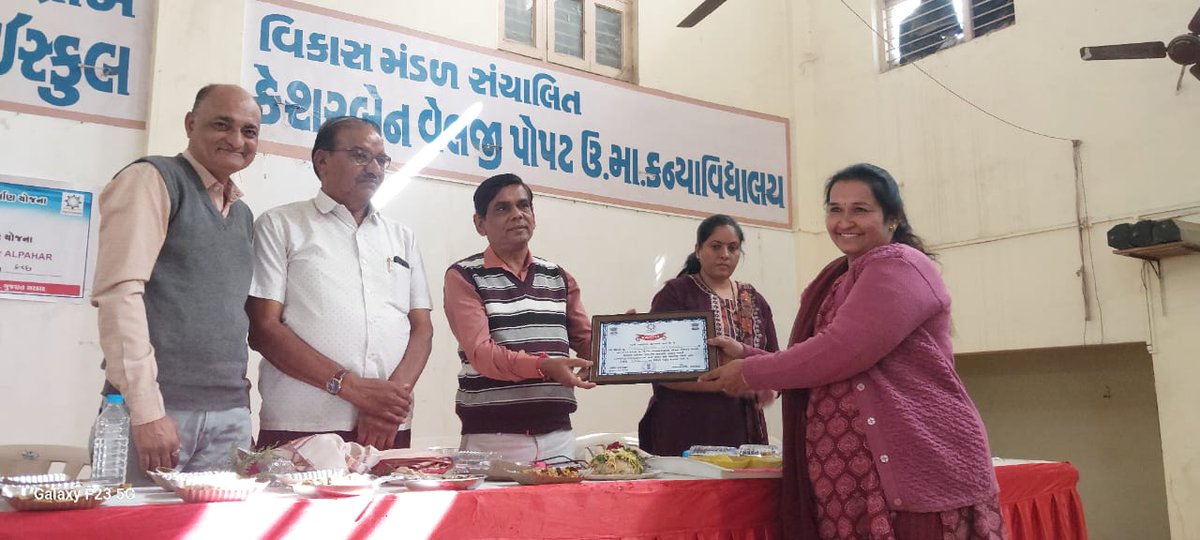 પી.એમ.પોષણ યોજના અંતર્ગત આજરોજ નખત્રાણા મામલતદાર કચેરી દ્રારા કુકીંગ કોમ્પિટિશન સ્પર્ધા યોજાઈ કુ. ટી.ડી.વેલાણી કન્યા હાઈસ્કૂલ,નખત્રાણા મધ્યે નખત્રાણા તાલુકાના મધ્યાહન ભોજન સંચાલકો, મદદનીશ,રસોઈયા)ની તાલુકા કક્ષાની કુકિંગ કોમ્પિટિશન સ્પર્ધા યોજાઈ. <a href="/collectorkut/">Collector & DM, Kachchh</a> <a href="/PNakhatrana/">SDM & Prant Officer, Nakhatrana (Kachchh)</a> <a href="/dso/">sarmiento_douglas</a>