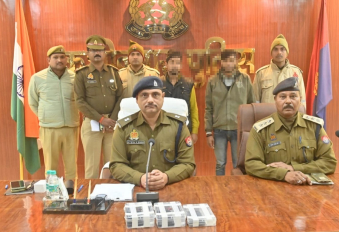 kushinagarpol's tweet photo. जनपद कुशीनगर पुलिस टीम द्वारा हत्या की घटना का खुलासा, घटना में प्रयुक्त एक अदद डम्फर वाहन, 04 अदद मोबाइल फोन के साथ 02 अभियुक्त गिरफ्तार-#UPPolice, #Kushinagar https://t.co/C3Sthapmop