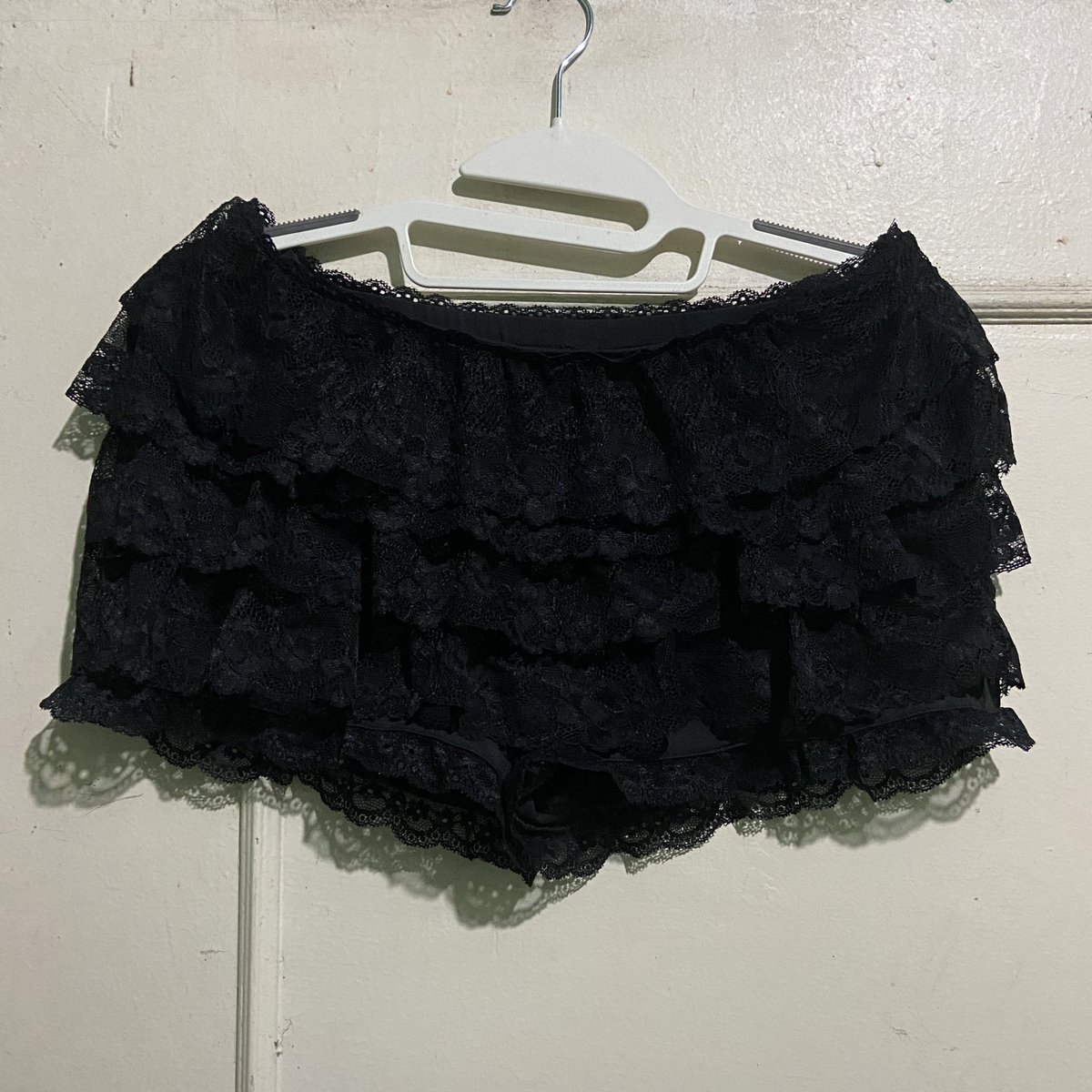 DI0RSUNG's tweet photo. wts lfb ph

₱450 🍸
shein lace hem ruffle black mini shorts 
— brand new (unused)

mop: gcash
mod: j&amp;t / lalamove

reply “skirt” to claim

clothes preloved micro skort skirt https://t.co/NWwDLpR9RZ