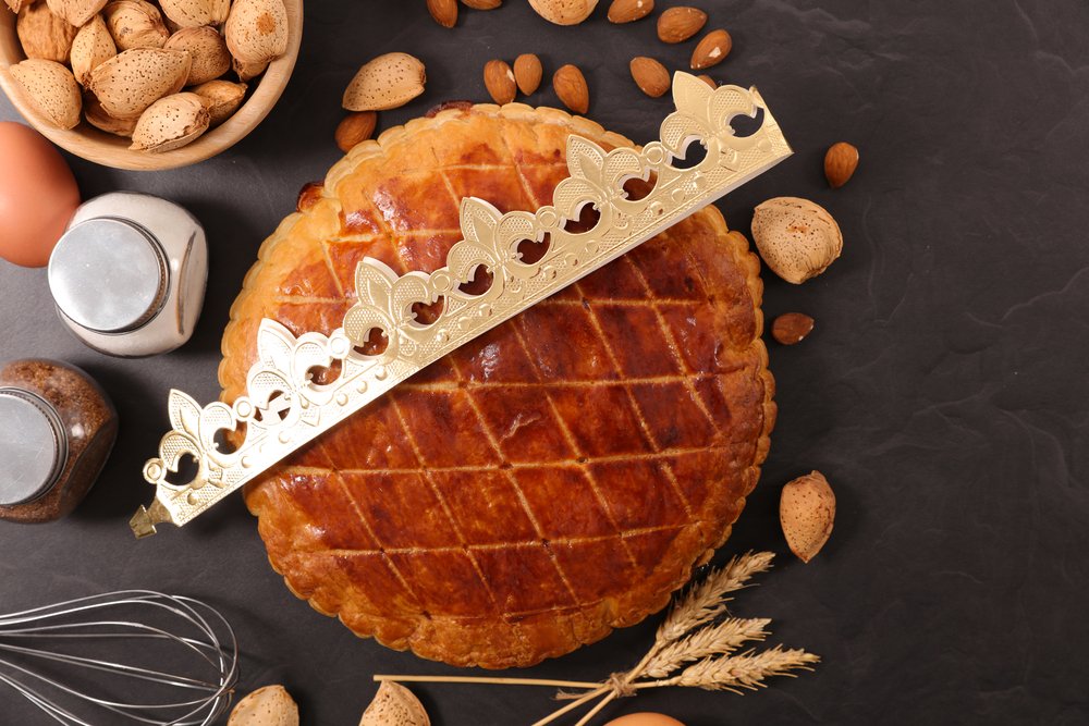 Na de calorierijke feestdagen wacht de Fransen op 6 januari nog een machtig 'toetje' in de vorm van de driekoningentaart. Hoe werkt die traditie precies? En hoe kun je ‘m zelf bakken? bit.ly/Koningentaart