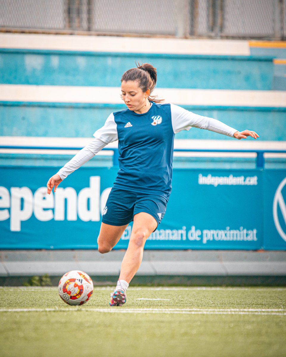 CEEuropa's tweet photo. 𝐒𝐞𝐧𝐬𝐞 𝐚𝐟𝐥𝐮𝐢𝐱𝐚𝐫 𝐞𝐥 𝐫𝐢𝐭𝐦𝐞 💪🏻

☀️ Entrenament matiner per acabar la setmana abans de tornar a les competicions.

#futfemcat #ViladeGràcia #SagradaFamília #2RFEFN https://t.co/6qgvJEvJNO