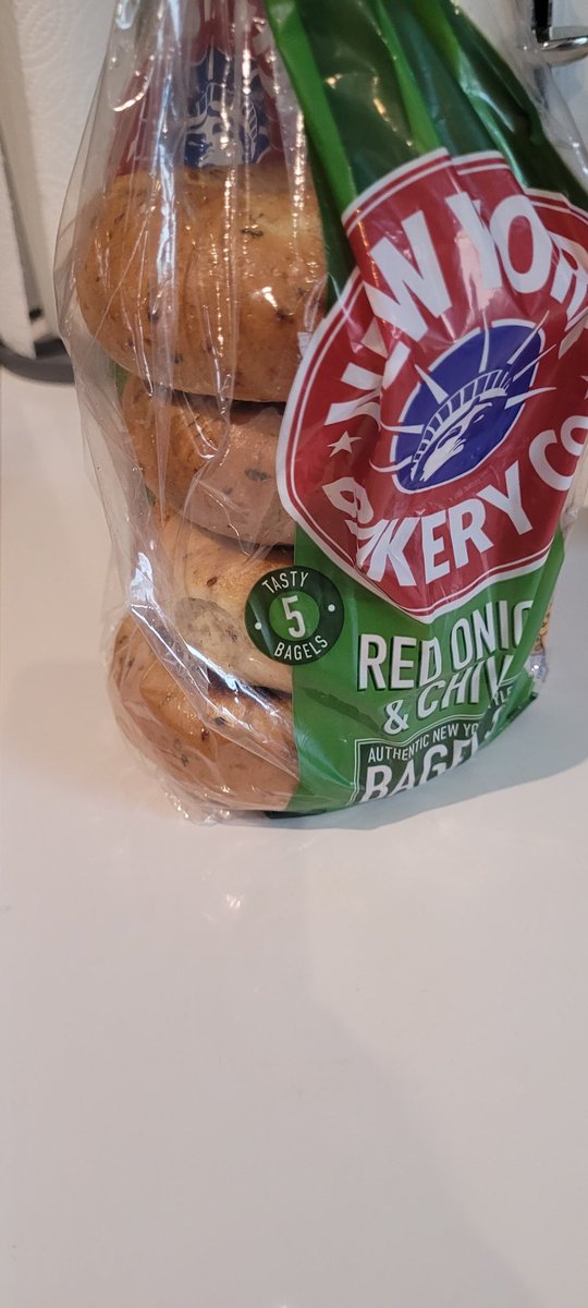 Sweetestthinggg's tweet photo. @Tesco @NYBakeryCo 
Just back from tesco shop. We've got a pack of 4 bagels here and not the 5 promised on the pack. Tesco, would appreciate the solution here isn't to return to the store with receipt. It would cost more than the bagels value to do so https://t.co/Xw3vkW3vXb