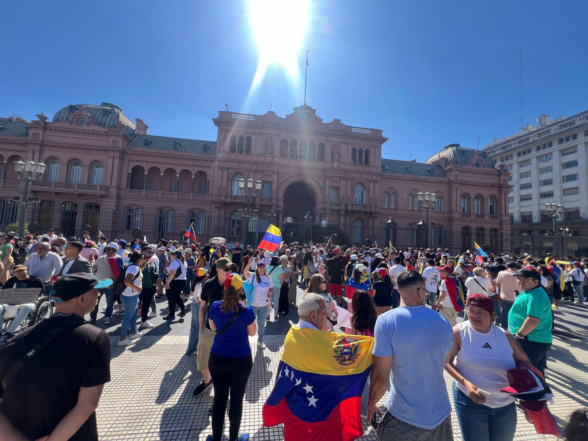 Queridos venezolanos en Argentina, hoy les toca a ustedes! 

Nuestro Presidente Electo <a href="/EdmundoGU/">Edmundo González</a> será recibido por el Presidente Javier Milei en Casa Rosada!
Acompáñenlo AHORA en Plaza de Mayo!

Que el mundo entero vea la fuerza de un país decidido a reencontrarse en LIBERTAD!!!