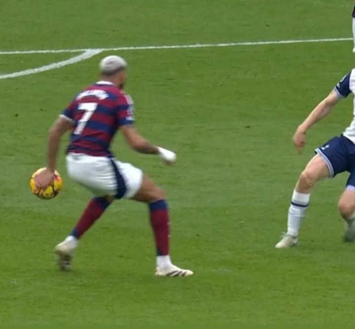 fperva's tweet photo. @FPL_Calle @FPL_Harry Not handball apparently, should have stopped it with both hands https://t.co/O6px1TvyHp