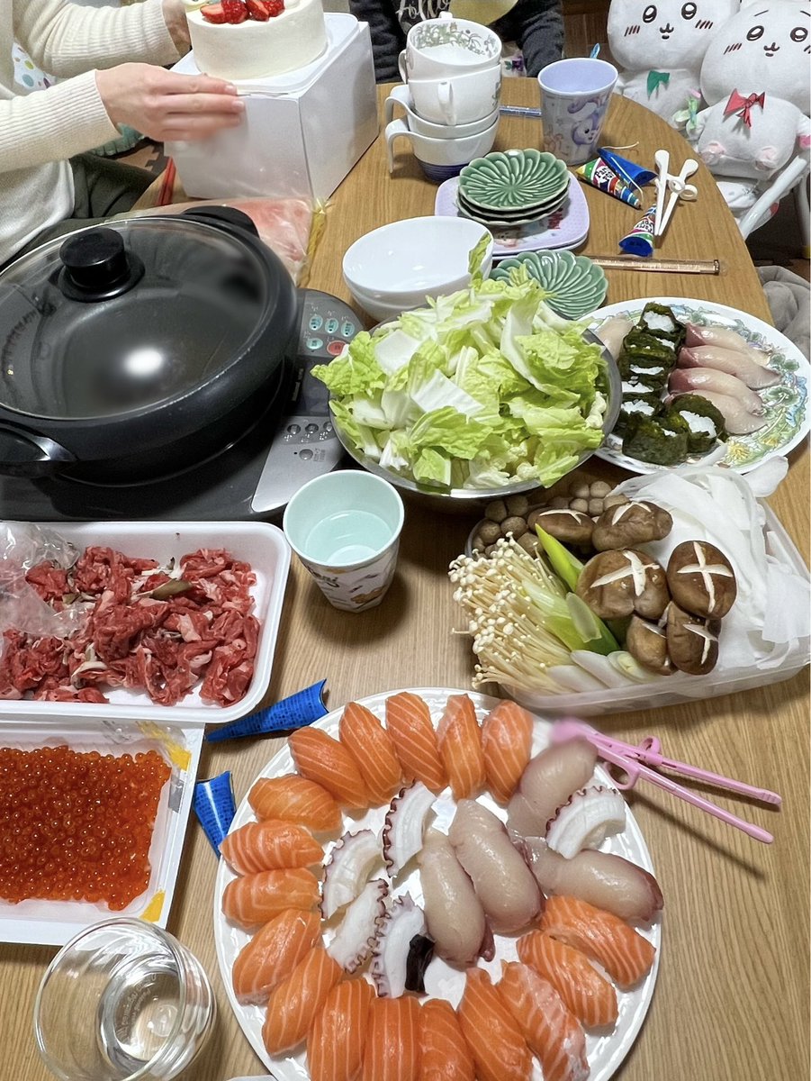 FamilyAssetTree's tweet photo. 年末年始は長女の誕生日も重なり、祖父母とにぎやかにお祝い🎉
じいじが握ったお寿司に、好物のイクラを好きなだけ盛って大興奮😍
最推しハチワレのケーキで盛り上がりも最高潮🌟
家族みんな笑顔で、良い一年のスタートを切りました🙌✨ https://t.co/8qy68QasLy