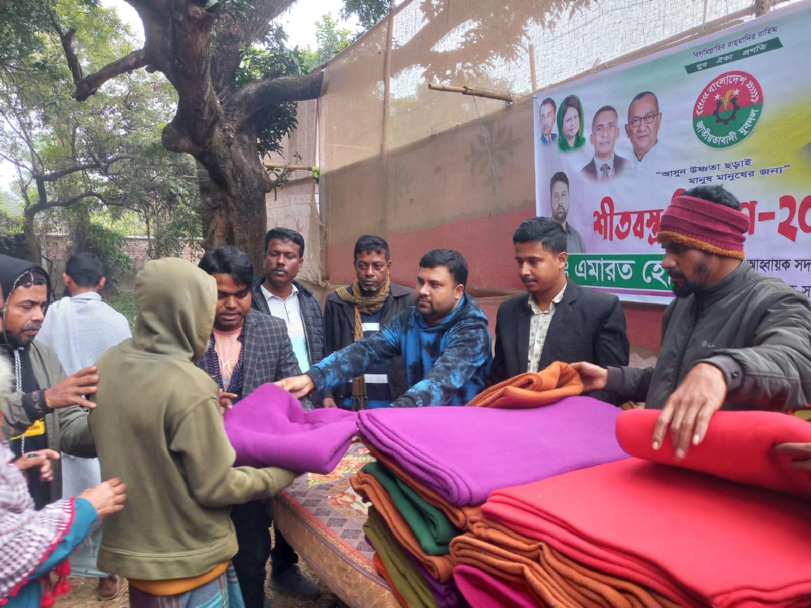 কালিয়াকৈরে দুস্থ অসহায়দের মাঝে শীতবস্ত্র বিতরন