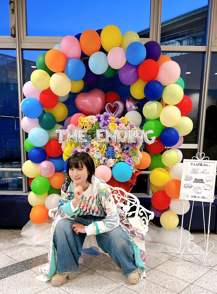 yumeminemu's tweet photo. みんなも座って写真撮ってね
 #でんぱエンディング https://t.co/Zh7dtqeHHC