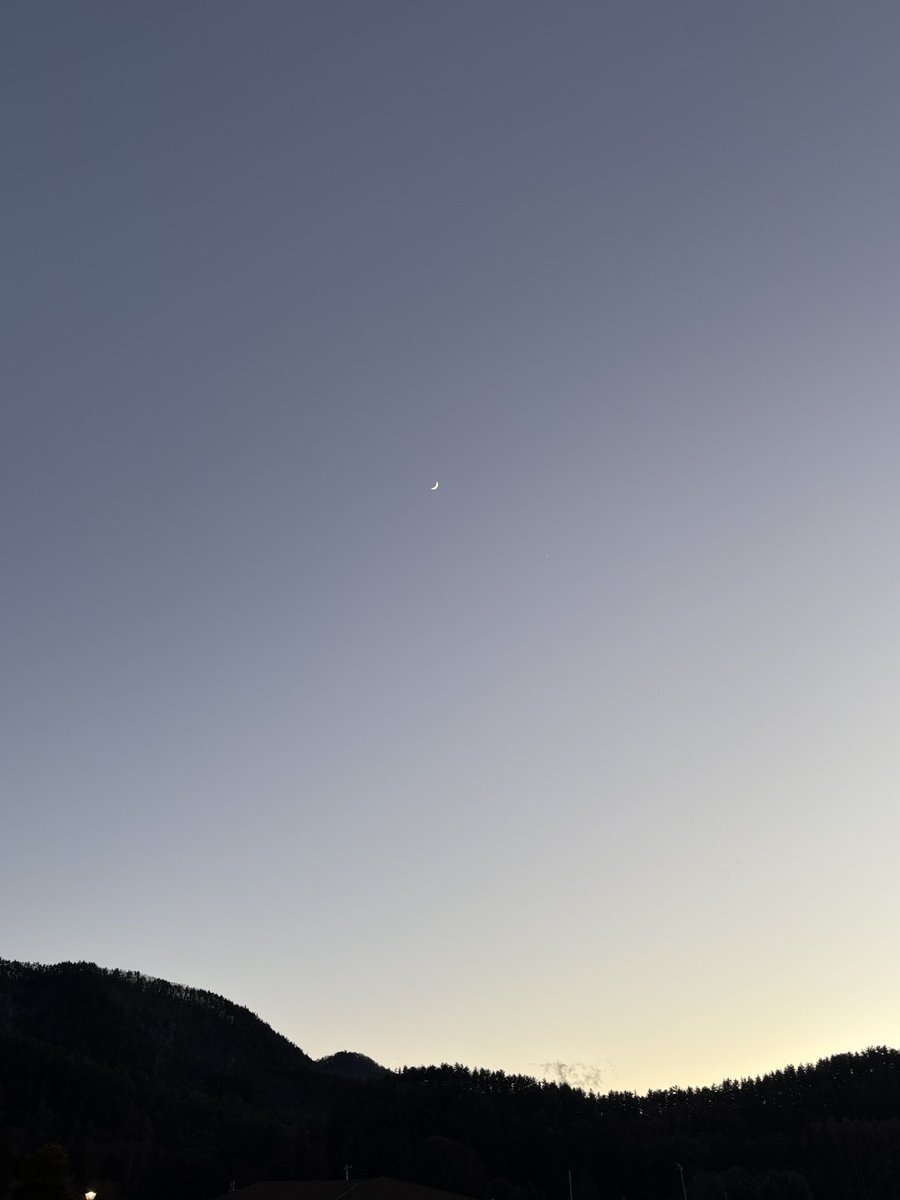 moon_no_11's tweet photo. 縄文遺跡から真冬の夕暮れの空を見上げる。うつくしすぎる。
そして、めっちゃ寒い。 https://t.co/E9CNCwe9b6