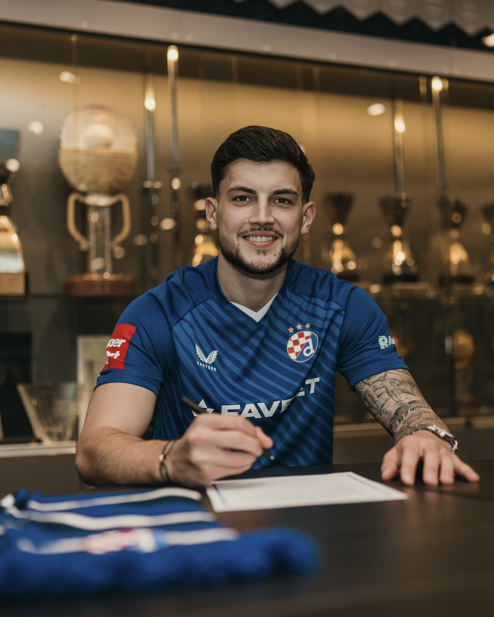 gnkdinamo's tweet photo. 🗣️ “Jako sam sretan što sam napokon potpisao za Dinamo i jedva čekam da krenem s treninzima. Sigurno da postoji mala trema jer sam dobio trenera koji je možda i najbolji na svijetu za moju poziciju, ali stvarno jedva čekam krenuti. Dinamo je najveći hrvatski klub i vjerujem da je ovo pravi korak za mene i da ću svima to pokazati ovdje u Zagrebu” 🦁