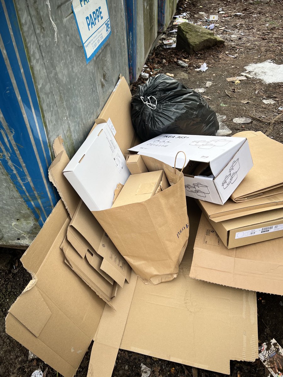 evasvelte's tweet photo. Wieso verhalten sich Menschen so? Da haben sie es zum #Papiercontainer geschafft, auch zum #altglas Container - um dann man alles auf den Boden zu schmeißen? Ich verstehe es nicht mehr. Mir fehlt ein geeigneter # - falls jemand eine Idee hat? #umweltsau? #verzogeneleute? #assis? https://t.co/gB2mTbH8zt