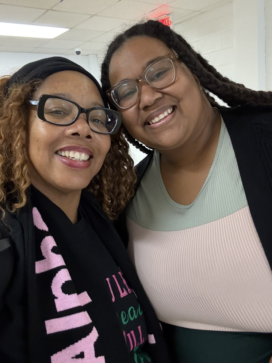 #Sisterhood As I was in the hall talking to a colleague, I hear from behind “Pretty on my left, pretty on my right…” and turn to see my Soror colleague. 🩷💚 #WeAreDPS