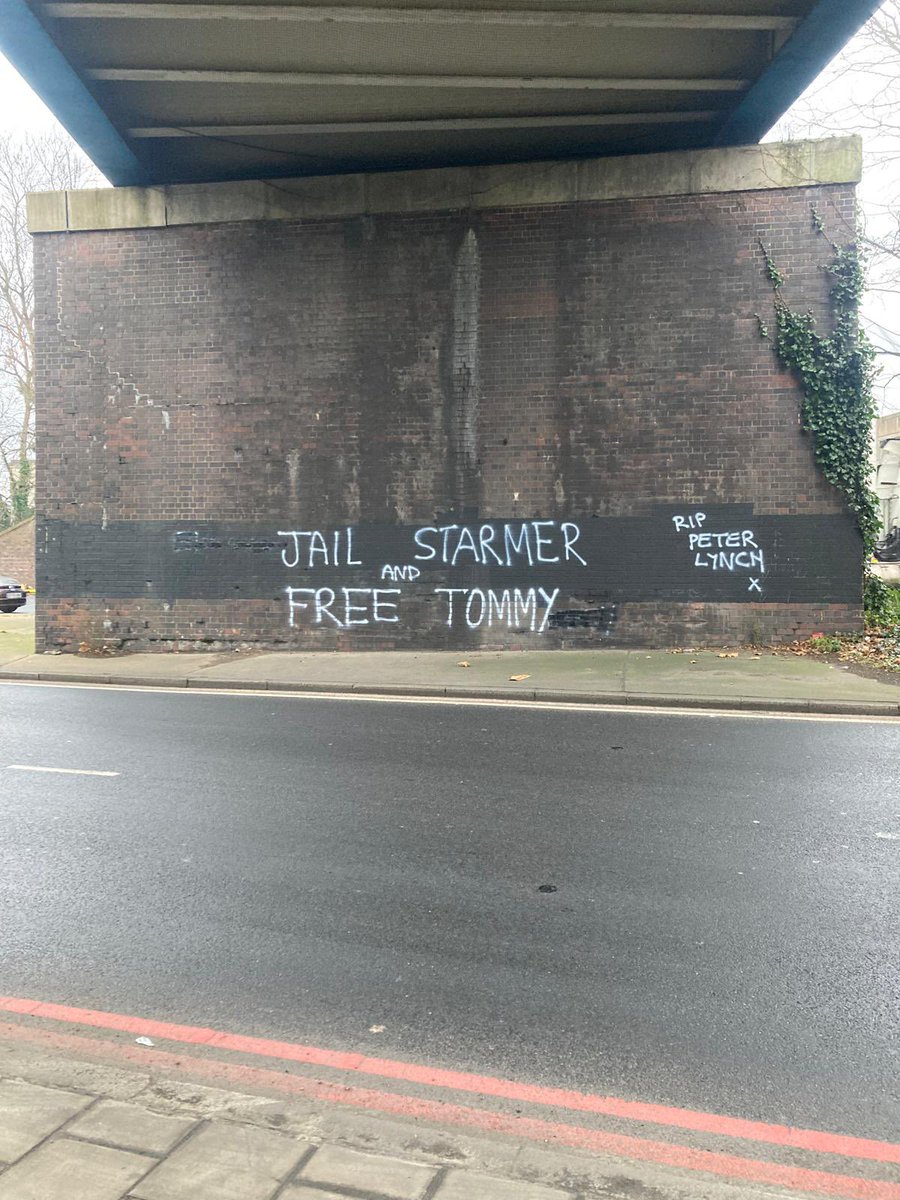 Matthardy_BR's tweet image. Many getting behind Tommy he’s taking up jail space that could be used much better to clean up the country ☠️🏴󠁧󠁢󠁥󠁮󠁧󠁿
Even @elonmusk is behind #FreeTommyRobinson @TRobinsonNewEra