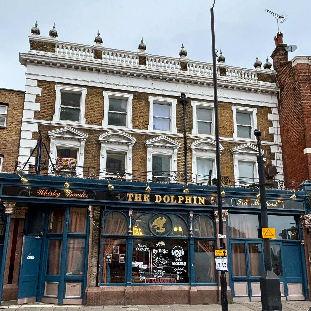 The Dolphin 
📍165 Mare St, London E8 3RH

This pub is located towards the southern end of Mare Street in Hackney, East London. This pub was built around 1850 and is Grade II listed. Although this is a party pub, the interior has some stunning features.📸🧵

#hackney #pub