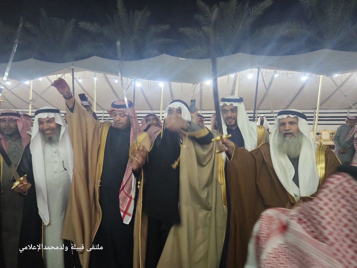 WldMohammed1's tweet photo. #تغطية_خاصة | في حفل بهيج اقيم بهذه المناسبة ..

أبناء الشيخ رباح بن حليس بن عجيان الساعدي المحمدي رحمه الله 
يقيمون حفلاً تكريمياً بقرية المندسة بالمدينة المنورة احتفاءً ( بعمهم )الشيخ مفلح بن حليس بن عجيان الساعدي المحمدي 
بمناسبة تعيينه شيخاً لقبيلة السواعد من ولد محمد من حرب وسط حضور كبير .