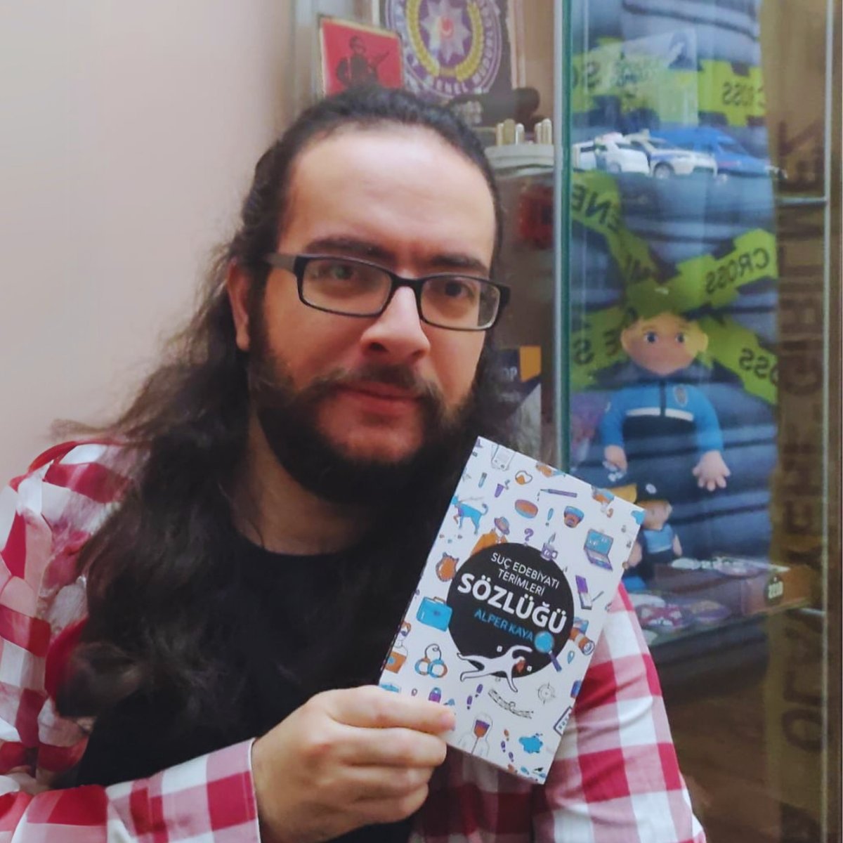 Sonunda büyük gün geldi! 

Aylardır neredeyse sabah akşam üzerinde çalıştığım; zehir türlerinden ülkelerin silahlı kuvvetlerine, suç edebiyatının alt türlerinden suikast yöntemlerine ve hatta argo terimlere varıncaya kadar toplamda 1645 maddeyi içeren sözlüğüm Karakarga Yayınları