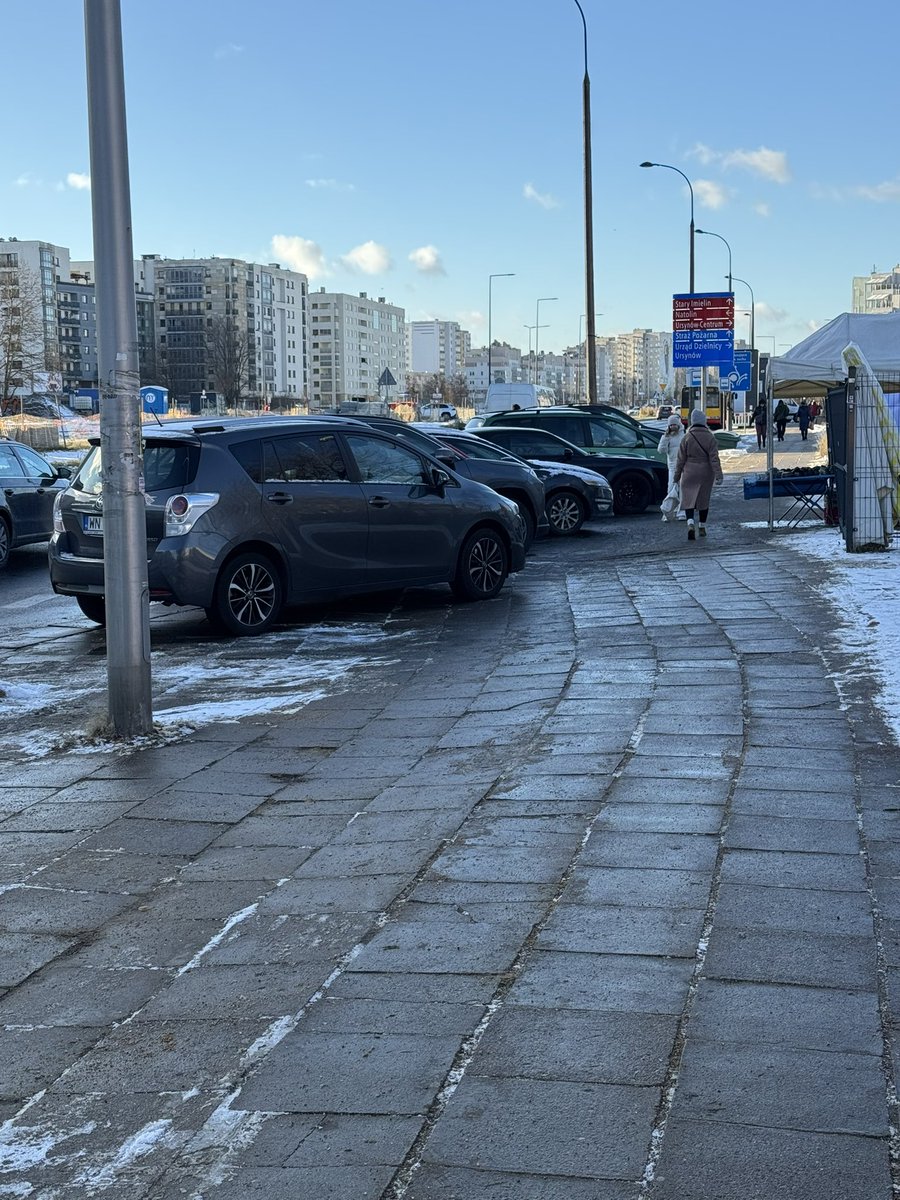 MiastoUrsynow's tweet photo. Pod #bazareknapętli przy #Płaskowickiej w Nowym Roku jakby luźniej, mniej patoparkowiczów, @Policja_KSP i @SMWarszawa brak, jest za to #SolidSecurity. https://t.co/q3zWxEKMLo