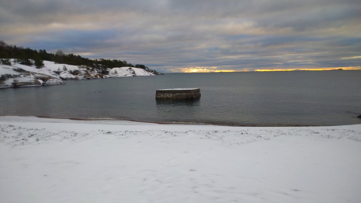Raita auringosta horisontissa on jo lupaus. Oli niin tyyntä ja kaunista, etten malttanut olla menemättä mereen tänäänkin. Vesi alkaa olla jo lähellä jäätyvän hyistä. Puhdas lumi, kylmä vesi ja rauha. #aamupulahdus