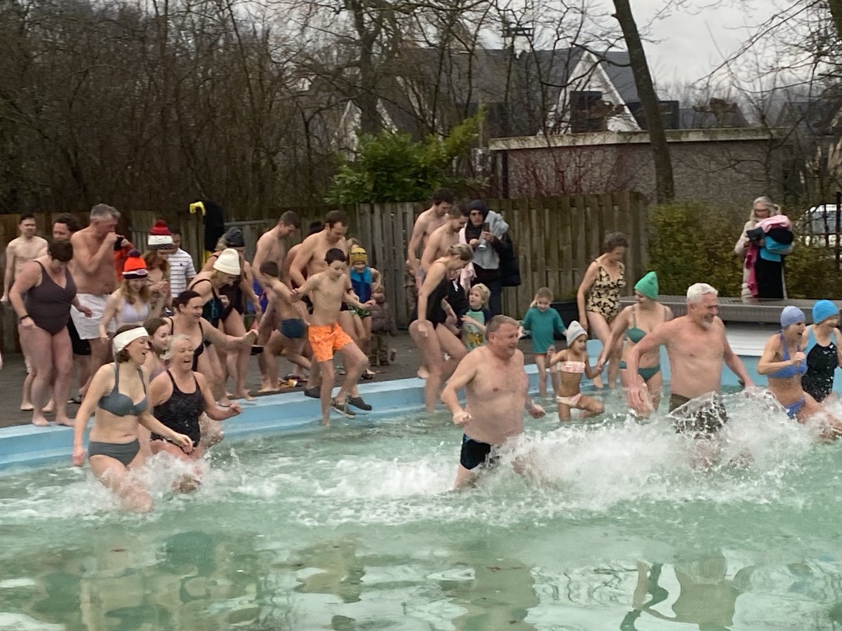 1 graad boven nul en heel koud water. Toch ca. 50 stoere Reeuwijkers die een frisse nieuwjaarsduik nemen in zwembad de Fuut in Reeuwijk. Met dank aan de brandweer voor het vullen van het bad. Stoer! Gelukkig nieuwjaar! ⁦<a href="/gem_BR/">Bodegraven-Reeuwijk</a>⁩