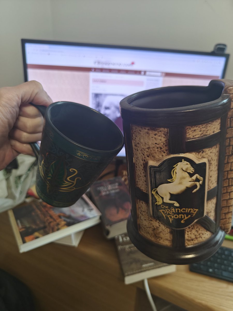 Elfenomenocom's tweet photo. #BrindisPorTolkien
#Elfenomenocom
#ToTheProfessor
#PorElProfesor
#TolkienBirthdayToast
#Tolkien
#TolkienDay https://t.co/DSPPw40kSk