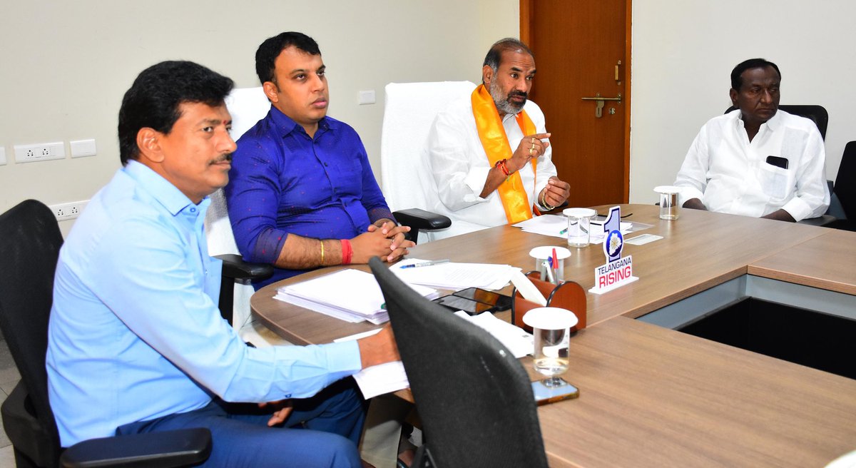aadisrinivasmla's tweet image. ఆధ్యాత్మిక పట్టణంగా వేములవాడ అభివృద్ధికి చర్యలు:ప్రభుత్వ విప్ ఆది శ్రీనివాస్

శివరాత్రి నాటికి ఆలయ విస్తరణ, అభివృద్ధి పనులు ప్రారంభించాలి

భక్తులకు వేగంగా దర్శనం, మంచి వసతి, ఆహ్లాదకరమైన వాతావరణం కల్పనకు కృషి

అంబేద్కర్ జంక్షన్ వద్ద కాంస్య విగ్రహం ఏర్పాటుకు చర్యలు

వేములవాడ ఆలయ…