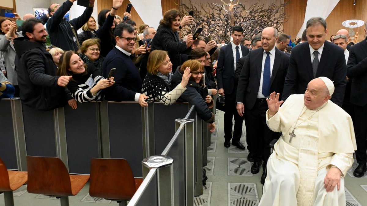 vaticannews_it's tweet photo. Il Papa: a scuola niente #bullismo, prepara alla guerra. Porre le basi per la pace
@AimcMaestri 
#UCIID 
#AGeSC

Leggi 👉 https://t.co/lKdJAETiy3 https://t.co/xQJGgJ6NHy